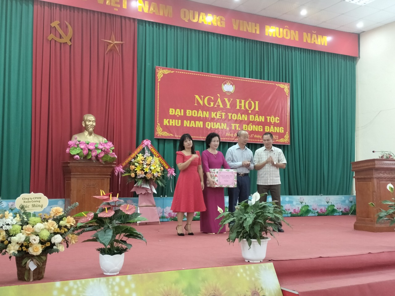 (Đại diện lãnh đạo Huyện tặng quà cho nhân dân khu Nam Quan – TT Đồng Đăng )